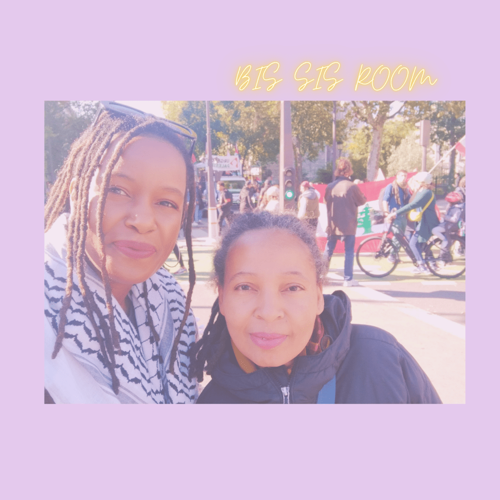 Photo de Kadiatou et sa maman en manifestation : elle porte un Keffieh et derrière des manifestants avec des drapeaux du Liban et de la Palestine